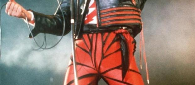 Freddie Mercury en pantalon de cuir rouge Freddie Mercury en pantalon de cuir rouge