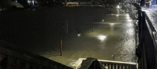 Il fiume Po esondato lungo i Murazzi Il fiume Po esondato lungo i Murazzi