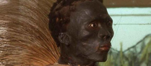Imagem do guerreiro africano que foi embalsamado e colocado exposição em um museu Imagem do guerreiro africano que foi embalsamado e colocado exposição em um museu