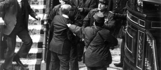 La vida de Adolfo Suárez, en 10 imágenes - Intervención del ... - elmundo.es La vida de Adolfo Suárez, en 10 imágenes - Intervención del ... - elmundo.es