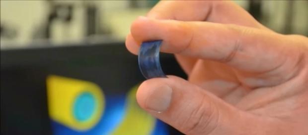 Novos supercapacitores podem manter celulares funcionando durante uma semana, com uma única recarga da bateria (Crédito: YouTube/whatevvervideos) Novos supercapacitores podem manter celulares funcionando durante uma semana, com uma única recarga da bateria (Crédito: YouTube/whatevvervideos)