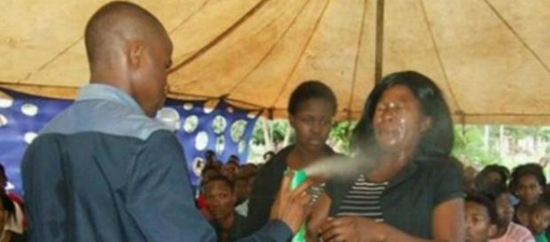 Pastor espirrou inseticida em mulher para curar doenças em seus olhos Pastor espirrou inseticida em mulher para curar doenças em seus olhos