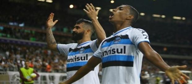 Pedro Rocha (direita) comemora gol marcado no Mineirão contra o Atlético MG Pedro Rocha (direita) comemora gol marcado no Mineirão contra o Atlético MG