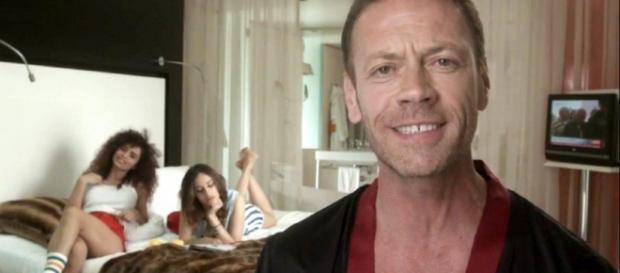 Rocco Siffredi in dolce compagnia. Rocco Siffredi in dolce compagnia.