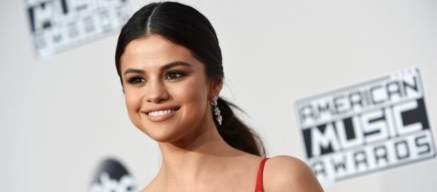 Selena Gomez se transforme en burrito pour rester concentrée Selena Gomez se transforme en burrito pour rester concentrée