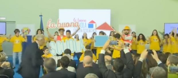 Ultime news scuola, 24 novembre: polemiche per il 'balletto' alla 'Neruda' di Roma in onore di Renzi e Giannini Ultime news scuola, 24 novembre: polemiche per il 'balletto' alla 'Neruda' di Roma in onore di Renzi e Giannini