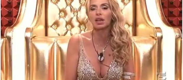 Valeria Marini è stata molto attaccata nella casa. Valeria Marini è stata molto attaccata nella casa.