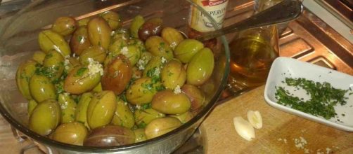 Condimento delle olive aglio, prezzemolo e olio evo