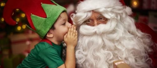 Fotografia di un bimbo con Babbo Natale