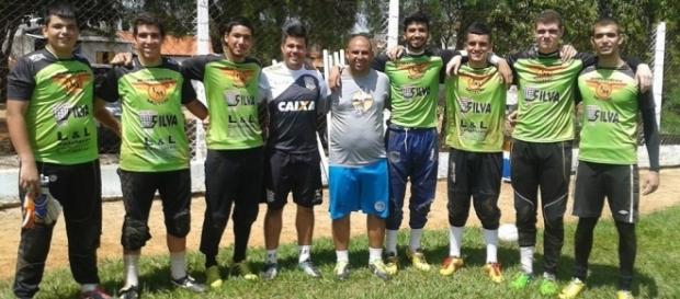 alguns dos atletas treinados na escolinha de Votorantim com treinador de goleiros do Figueirense-SC alguns dos atletas treinados na escolinha de Votorantim com treinador de goleiros do Figueirense-SC