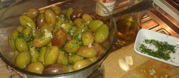 Condimento delle olive aglio, prezzemolo e olio evo Condimento delle olive aglio, prezzemolo e olio evo