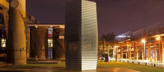 Der Turm, der die Luft wieder atembar macht. Daan Roosegaarde's Projekt macht den Himmel wieder blau. Der Turm, der die Luft wieder atembar macht. Daan Roosegaarde's Projekt macht den Himmel wieder blau.