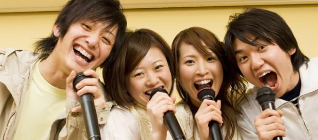 En Japón los karaokes son una de las actividades más famosas En Japón los karaokes son una de las actividades más famosas