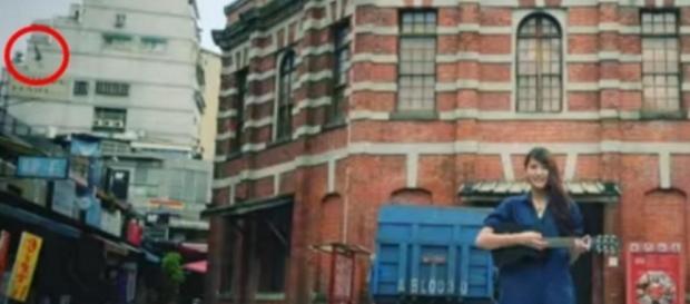 Graban video musical y sin querer parecen captar un suicidio ... - publimetro.cl Graban video musical y sin querer parecen captar un suicidio ... - publimetro.cl