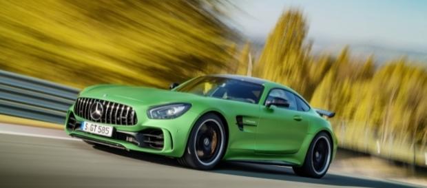 Novo Mercedes-AMG GT R é a nova versão top de linha e chega aos 319 km/h Novo Mercedes-AMG GT R é a nova versão top de linha e chega aos 319 km/h