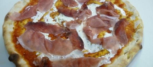 Pizza con fontina, speck e noci di Gabriele Bonci Pizza con fontina, speck e noci di Gabriele Bonci