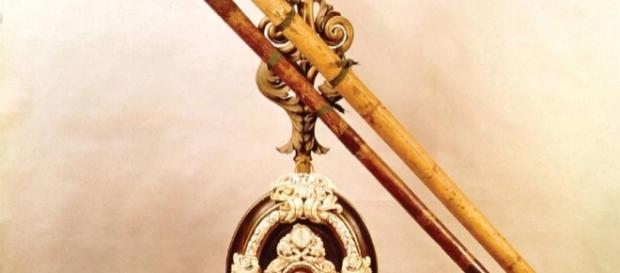 Un antiguo telescopio decorado con motivos del siglo XVI Un antiguo telescopio decorado con motivos del siglo XVI