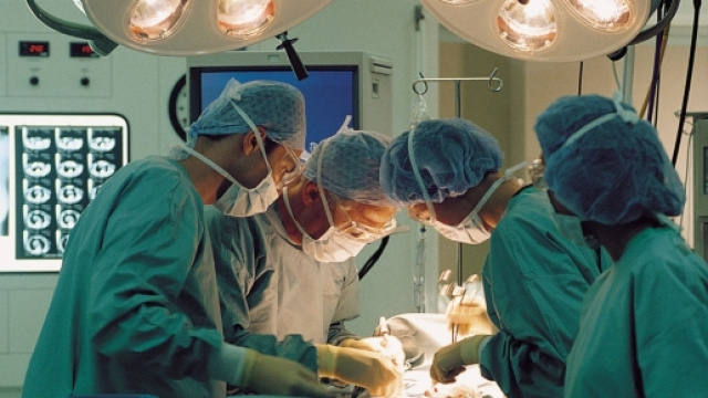 Medico filma operazione in diretta facebook