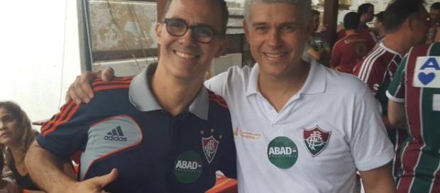Apoiado por Peter Siemsen, Pedro Abad (de camisa azul) vence as eleições e será o presidente do Fluminense nos próximos três anos (Foto: O Tricolor) Apoiado por Peter Siemsen, Pedro Abad (de camisa azul) vence as eleições e será o presidente do Fluminense nos próximos três anos (Foto: O Tricolor)
