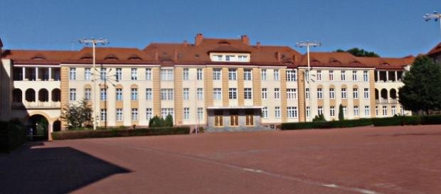 Die ehemalige Kaserne der polnischen Kriegsmarine, Gdingen. CC-BY 3.0 Bild: Krzysztof Maria Różański Die ehemalige Kaserne der polnischen Kriegsmarine, Gdingen. CC-BY 3.0 Bild: Krzysztof Maria Różański
