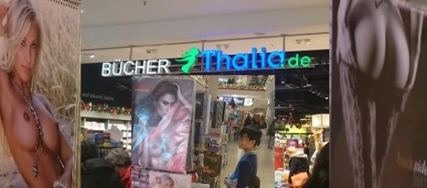 Ein Kind steht vor dem Eingang bei Thalia - neben den Sexkalendern! Fotos: Privat Ein Kind steht vor dem Eingang bei Thalia - neben den Sexkalendern! Fotos: Privat