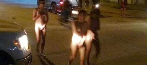 Imagem das mulheres correndo em meio aos carros Imagem das mulheres correndo em meio aos carros