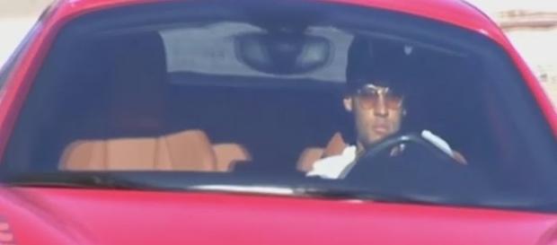 Neymar pilotando sua Ferrari que é o xodó do jogador. Neymar pilotando sua Ferrari que é o xodó do jogador.