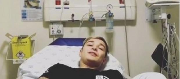 O cantor gravou um vídeo para contar sobre o acidente O cantor gravou um vídeo para contar sobre o acidente