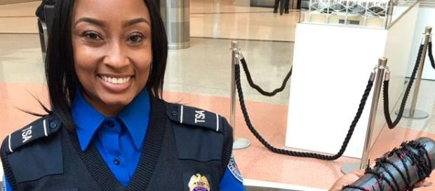 Policía sosteniendo a Lucille que fue confiscada Policía sosteniendo a Lucille que fue confiscada