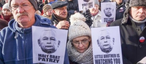 Transparenty na marszach KOD: "Mały Brat patrzy", oko Saurona i ... (pudelek.pl) Transparenty na marszach KOD: "Mały Brat patrzy", oko Saurona i ... (pudelek.pl)
