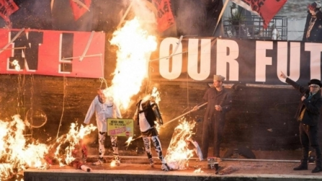 Foto pubblicata dall'Evening Standard. Milioni di sterline di memorabilia punk in cenere.