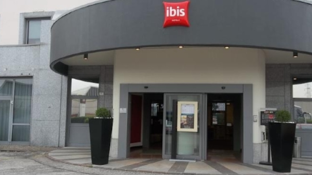L'ingresso dell'hotel Ibis di Verona, dove &egrave; avvenuto il furto di bagagli