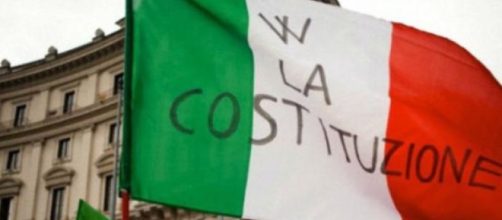 bandiera dell'italia con scritta innegiante la costituzione