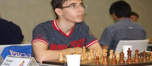Campeão mundial de xadrez, aos 16 anos, jovem morreu ao tentar pular de uma sacada a outra (Mirror)