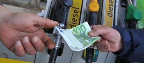 Ecco le accise che paghiamo quando mettiamo benzina