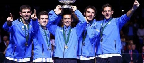 La squadra argentina alza al cielo l'insalatiera