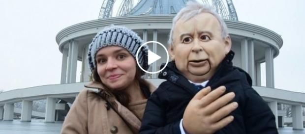 Działaczka Nowoczesnej z kukłą. Działaczka Nowoczesnej z kukłą.