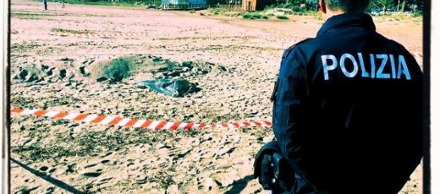 Il copro saponificato di un uomo è stato trovato al Poetto da un passante che ha avvertito la Polizia. Il copro saponificato di un uomo è stato trovato al Poetto da un passante che ha avvertito la Polizia.