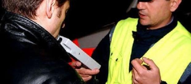 Un alcoltest effettuato dalla polizia locale Un alcoltest effettuato dalla polizia locale