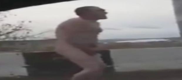 Vítima se contorce de frio enquanto aguarda a chegada da polícia (Mirror) Vítima se contorce de frio enquanto aguarda a chegada da polícia (Mirror)