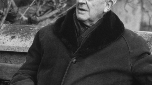 John Ronald Reuel Tolkien dans sa campagne anglaise