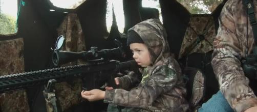 La piccola Lilly, texana di 7 anni, va a caccia con il padre da quando aveva 5 anni.