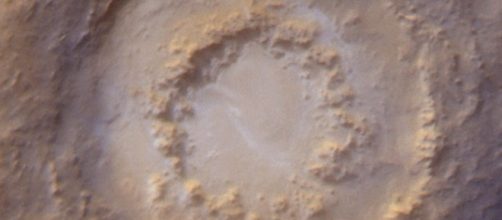Formazione di un peak ring (l'anello interno al cratere) sulla superficie marziana, in seguito all'impatto di un meteorite.