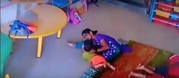 Cuidadora espanca menina de nove meses Cuidadora espanca menina de nove meses