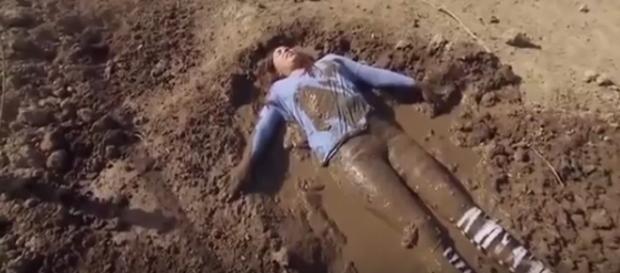 Elefantes pisoteavam as mulheres até a morte Elefantes pisoteavam as mulheres até a morte