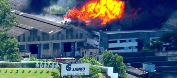 Incêndio consome fábrica de cosméticos em Diadema. Incêndio consome fábrica de cosméticos em Diadema.