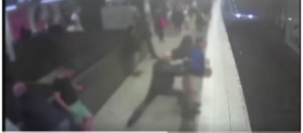 Momento em que homem é empurrado para frente do trem Momento em que homem é empurrado para frente do trem