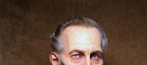 Voici un buste taille réelle réalisé par Jordu Schell, il représente l'acteur Britannique Peter Cushing tels qu'il apparait dans "Star Wars". Voici un buste taille réelle réalisé par Jordu Schell, il représente l'acteur Britannique Peter Cushing tels qu'il apparait dans "Star Wars".