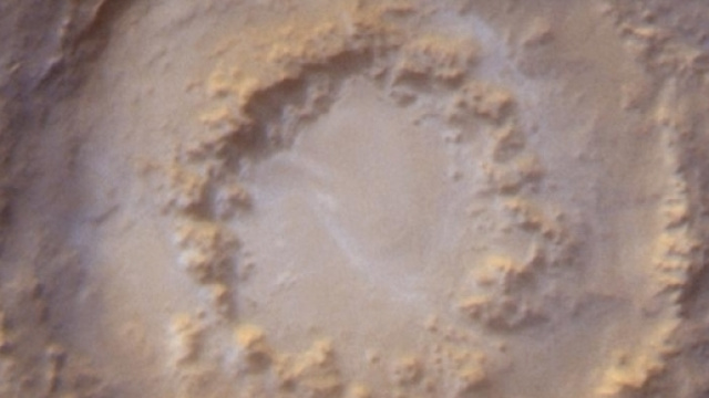 Formazione di un peak ring (l'anello interno al cratere) sulla superficie marziana, in seguito all'impatto di un meteorite.