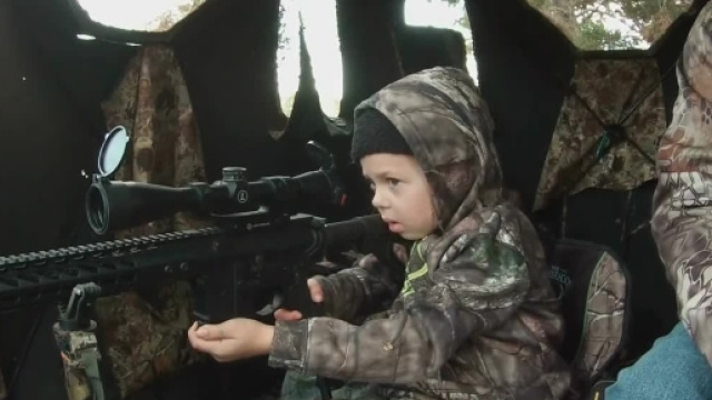 La piccola Lilly, texana di 7 anni, va a caccia con il padre da quando aveva 5 anni.